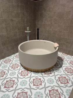 Kafelki do łazienki we wzory na podłogę Harmony SOROA Cherry 22,3x22,3