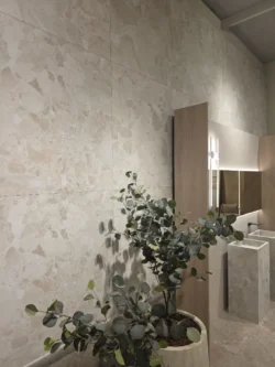Kafelki łazienkowe VITACER Dozza STONE CREAM 60X120. Płytki o strukturze kamienia w odcieniach beżowych na ścianie w łazience.
