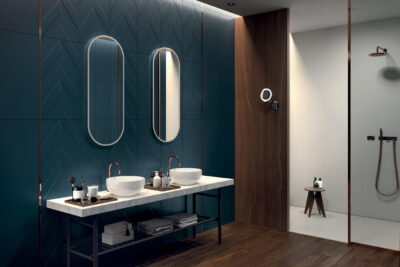Kafle łazienkowe na ścianie - Marca Corona 4d Deep Blue. Włoskie płytki ceramiczne w kolorze ciemnoniebieskim w połączeniu z drewnianymi płytkami w łazience.