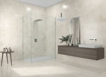 Kremowe płytki łazienkowe - Absolut Axel Cream lappato 60x120 cm. Łazienka z kremowymi płytkami imitującymi marmur.