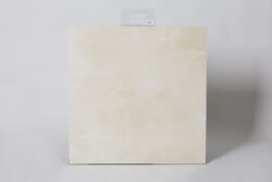 Kremowe płytki łazienkowe - Absolut Keramika Sajalin cream 80x80 cm. Hiszpańska płytka w kolorze kremowym imitująca marmur z delikatnym żyłkowaniem.