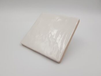 Kwadratowe płytki na ścianę - Harmony Riad white 10x10. Białe kafelki z lekko nierówna, błyszczącą powierzchnią, wzorowaną na ręcznie wyrabianej glinie.