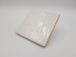 Kwadratowe płytki na ścianę - Peronda Harmony Riad white 10x10. Białe kafelki z lekko nierówna, błyszczącą powierzchnią, wzorowaną na ręcznie wyrabianej glinie.