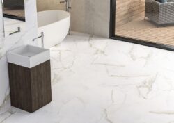 Płytki marmurowe łazienka - CIFRE Diamond gold mate. Matowe, łazienkowe, białe płytki imitujące marmur na podłogę lub ścianę.