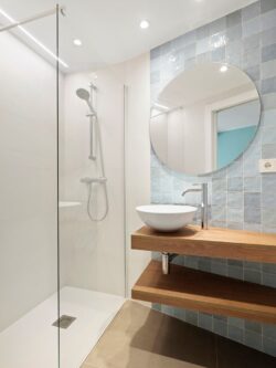 Łazienka z błękitnymi płytkami na ścianie za lustrem - Harmony Riad Sky 10x10