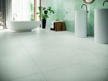 Łazienka gres - CIFRE Norwich White N-Plus Rect. R10. Podłoga z jasnoszarymi płytkami łazienkowymi, gresowymi z efektem betonu i żyłkami.
