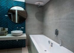 Łazienka z niebieskimi płytkami ściennymi - CIFRE Alchemia