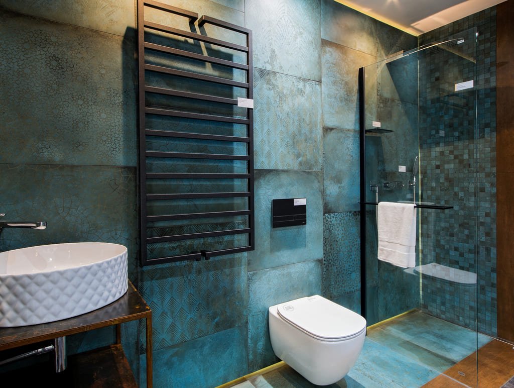 Oryginalna łazienka z turkusowymi płytkami dekoracyjnymi na ścianie, CAESAR TC. Mint deco 60x60 cm
