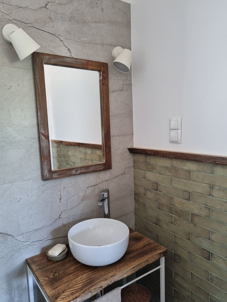 Mała łazienka z szałwiowymi, oliwkowymi płytkami cegiełkami - Peronda Harmony Sunset sage 6x25cm. Płytki ścienne w małym rozmiarze w starym stylu.