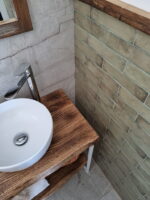 Mała łazienka z szałwiowymi, oliwkowymi kafelkami cegiełkami - Peronda Harmony Sunset sage 6x25cm. Małe płytki ścienne, retro.