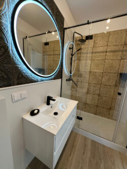 Łazienka w starym stylu - Peronda FS Saja. Płytki łazienkowe, trójwymiarowe na ścianie, przypominające stare kafle piecowe.