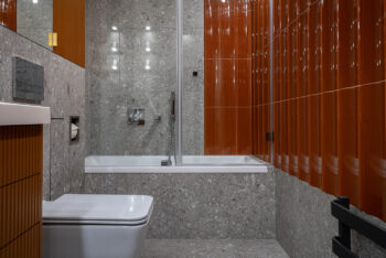 Łazienka z płytkami 3D - Peronda Harmony BOW BROWN 15x45. Brązowe kafelki dekoracyjne w połysku na ścianie w łazience.