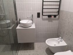 Łazienka z płytkami - Harmony Rabat Silver 6x24,6