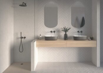 Łazienka, prysznic z płytkami lastryko - Peronda Harmony SENSA SILVER SP 90X90 R. Prysznic z srebrnymi - jasnoszarymi flizami lastriko na ścianie