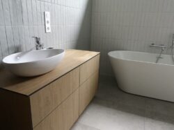 Łazienka z zielonymi , matowymi płytkami na ścianie - Harmony Rabat Green 6x24,6