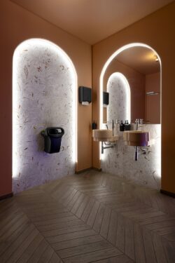 Łazienka z włoskimi płytkami MARCA CORONA Mirabilia Coral Jungle 50X120 J144