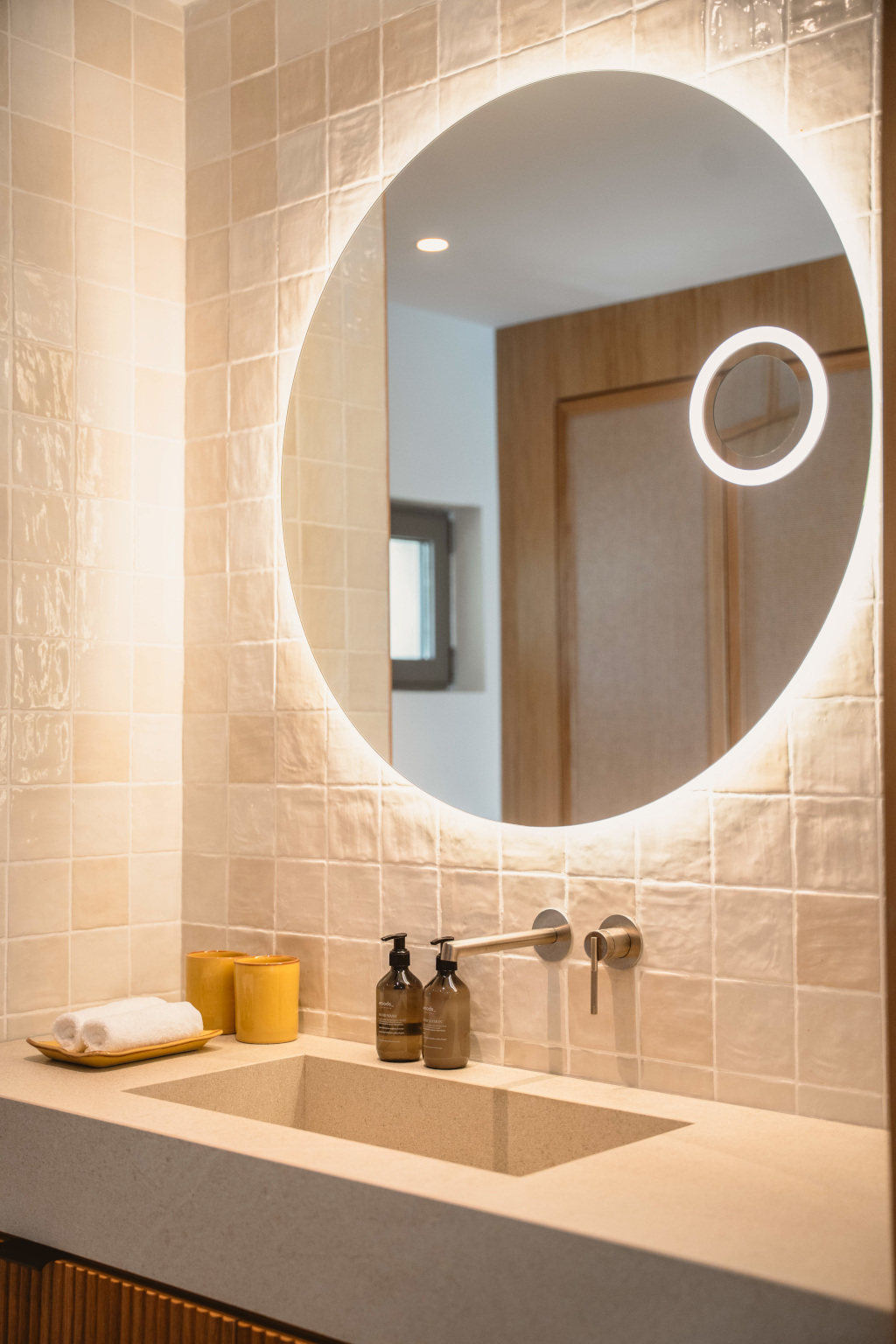 Lustro w łazience beżowe płytki Harmony RIAD SAND 10X10