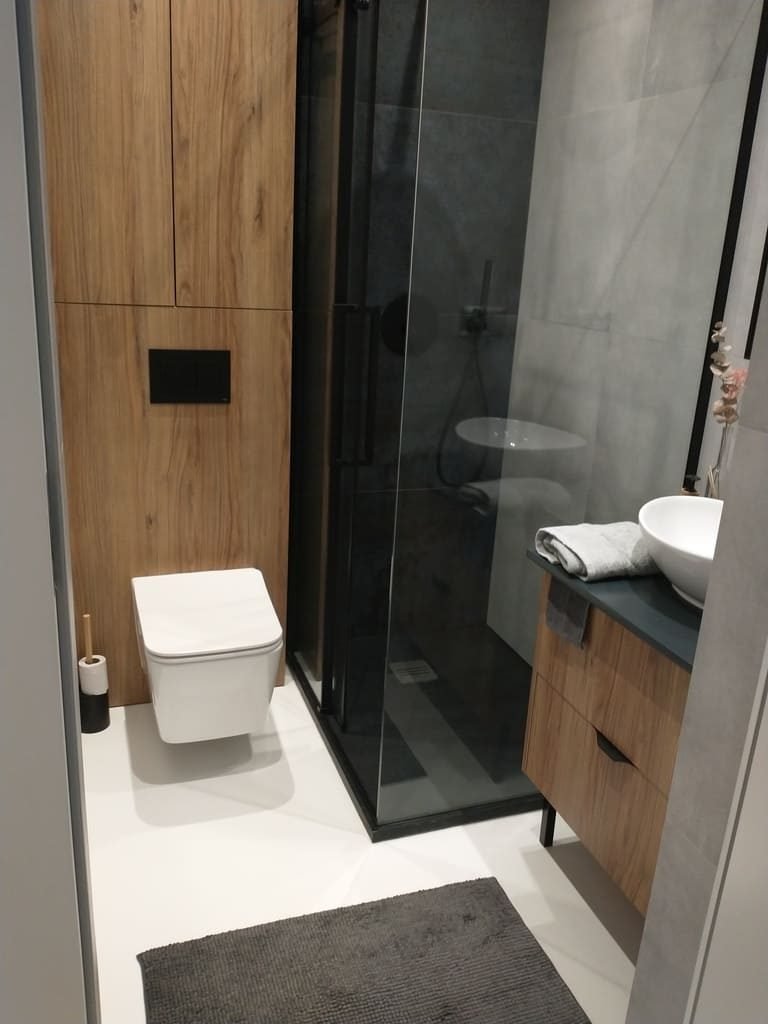 Mała łazienka biało szara z płytkami na ścinie APE Work B Bianco 60x120cm i SERENISSIMA Costruire Metallo Nero 60x120cm