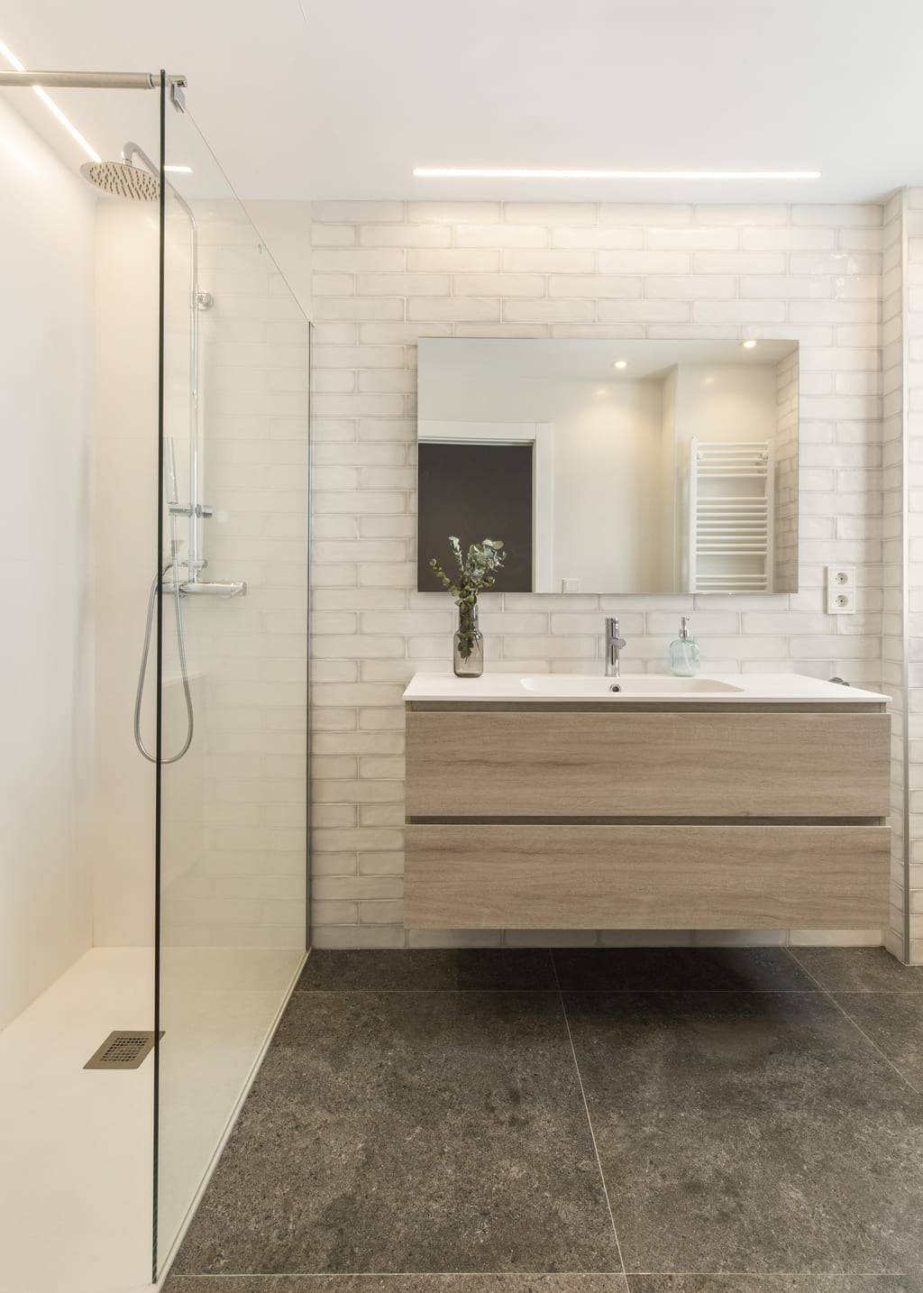 Mała łazienka z prysznicem i białymi płytkami cegiełkami, ściennymi - Peronda Harmony Highland White 7.5x30cm