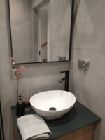 Mała szara łazienka z płytkami na ścianie APE Work B Bianco 60x120cm
