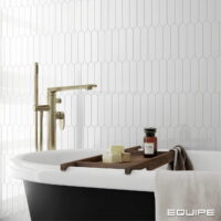 Małe białe płytki do łazienki - Equipe Arrow Pure White 5x25 cm. Hiszpańskie kafelki ceramiczne, ścienne z błyszczącą powierzchnią.