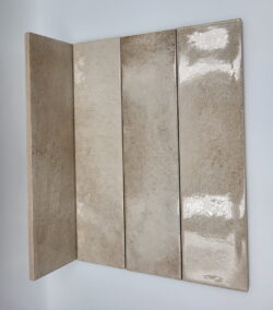 Małe kafelki do łazienki - Harmony Bari Brown 6x24,6 cm. Błyszczące płytki w małym formacie cegiełki w jasnych odcieniach brąz