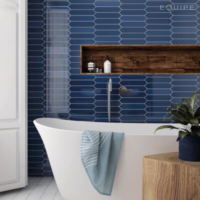 Małe płytki łazienkowe - Equipe Arrow Adriatic blue 5×25 cm. Niebieskie, heksagonalne płytki do łazienki w podłużnym formacie cegiełki.