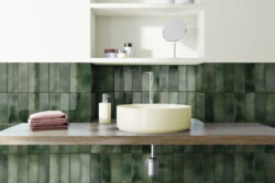 Metaliczne płytki do łazienki, zielone - Estudio Amazonia Jade 6,5x20cm. Małe kafelki łazienkowe, ścienne w odcieniach zieleni z błyszczącą, postarzaną powierzchnią.