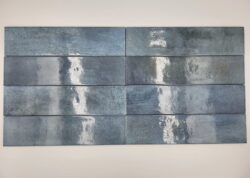 Niebieskie płytki łazienkowe - Harmony BARI BLUE 6x24,6 cm. Płytki ścienne w połysku w różnych odcieniach niebieskiego. Kafelki z nieregularną fakturą.