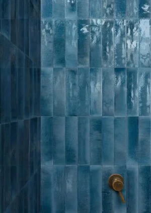 Niebieskie płytki łazienkowe z połyskującą powierzchnią - Marazzi Lume China lx MA9L. Kafelki ceramiczne pod prysznic na ścianę.