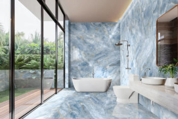 Niebieskie płytki łazienkowe marmur - Absolut Aland Lappato 60x120 cm. Płytki marmurowe na podłodze i ścianie, biała armatura.