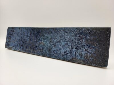 Niebieskie płytki łazienkowe - Peronda Harmony Legacy blue 6×25cm. Kafelki cegiełki w odcieniach koloru niebieskiego i fioletowego z nierówną powierzchnią w macie i połysku.