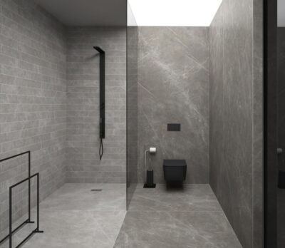 Nowoczesna szara łazienka z płytkami marmurowymi na podłodze o ścianie AZUVI Aran grey 60x120cm. Płytki szary marmur z białymi żyłkami.