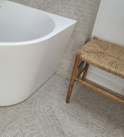 Nowoczesne płytki ze wzorem do łazienki - REFIN Fossil Grey 60x60 cm