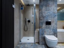 Płytki do łazienki patchwork - CENTURY Glam canvas 80x80cm. Łazienka z płytkami patchworkowymi na podłodze i ścianie.