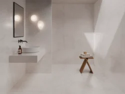 Płytka Fanal Bellagio Bone NSoft 60x120 w łazience na ścianie. Imitacja kamienia w jasnym, kremowym kolorze z połyskującymi żyłkami.
