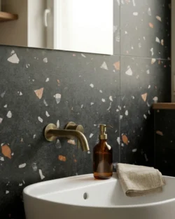 Płytka gresowa, terrazzo z kolorowymiki kamykami, czarna, matowa, na ścianie w łazience - Bestile BLESLE NOIR 60x60 REC. G.1