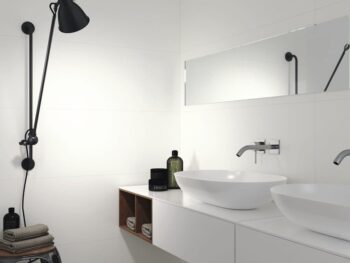 Płytki białe matowe łazienka - APE Silk oh la la white 40x120 cm. Hiszpańskie płytki ceramiczne na ścianę.