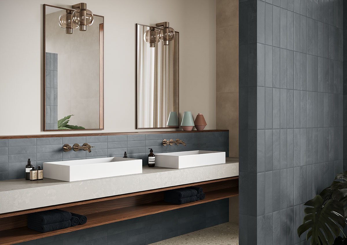 Płytki cegiełki ciemnoniebieskie satynowe do łazienki na ścianę Marca Corona Miniature Cera Blu Notte 6x24 J417. Łazienka z lustrem, inspiracja.