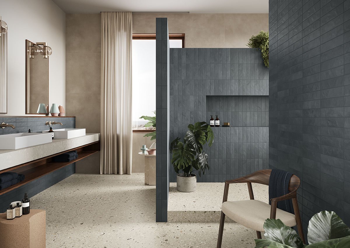 Płytki cegiełki ciemnoniebieskie satynowe ścienne łazienkowe Marca Corona Miniature Cera Blu Notte 6x24 J417. Łazienka inspiracje.