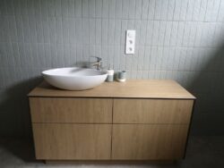 Płytki cegiełki, matowe - Peronda Harmony Green. Matowe płytki ścienne w kolorze zielonym w łazience za szafką.