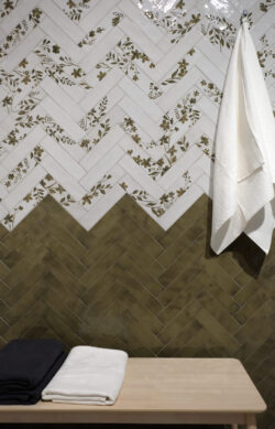 Płytki ceramiczne, łazienkowe - Peronda Harmony AQUA 6x24,6 cm. Łazienka z błyszczącymi zielonymi, białymi i dekoracyjnymi płytkami z motywem kwiatowym na ścianie.