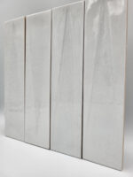 Płytki dekoracyjne białe - Harmony Bari White Decor 6x24,6. Kafelki ceramiczne, ścienne z delikatnymi ciemnymi przetarciami oraz trójkątnym, ozdobnym wytłoczeniem.