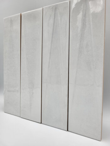 Płytki dekoracyjne białe - Harmony Bari White Decor 6x24,6. Kafelki ceramiczne, ścienne z delikatnymi ciemnymi przetarciami oraz trójkątnym, ozdobnym wytłoczeniem.
