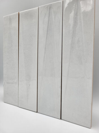 Płytki dekoracyjne białe - Peronda Harmony Bari White Decor 6x24,6 cm. Kafelki ceramiczne, ścienne z delikatnymi ciemnymi przetarciami oraz trójkątnym, ozdobnym wytłoczeniem.
