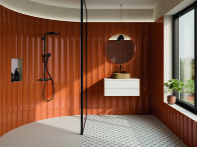 Łazienka z brązowymi płytkami dekoracyjnymi, Peronda Harmony BOW BROWN. Hiszpańskie płytki ozdobne, 3D w rozmiarze15x45cm na ścianę z wygiętą powierzchnią, przypominającą dachówkę.