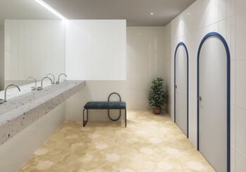 Płytki dekoracyjne do łazienki - Peronda Harmony RIM WHITE DECOR 15x45 cm. Łazienka z białymi i piaskowymi płytkami dekoracyjnymi z wystającymi krawędziami i ozdobnymi liniami 3D.