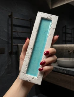 Płytki dekoracyjne łazienkowe 3D Natucer SUNRISE-W BLU 8x27cm. Kolor płytki to błyszczący turkus oraz rustykalna, biała ramka.