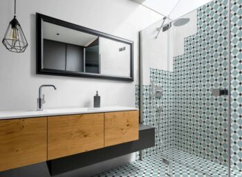 Płytki do łazienki na ścianę pod prysznic, Keros Barcelona Night. Matowe płytki tworzące mozaikę w kolorze białym, czarnym i niebieskim.