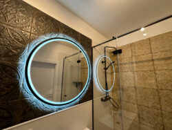 Płytki do łazienki, vintage - Peronda FS Saja 33x33 cm. kafle w starym stylu na ścianie w łazience. Podświetlane lustro i prysznic.